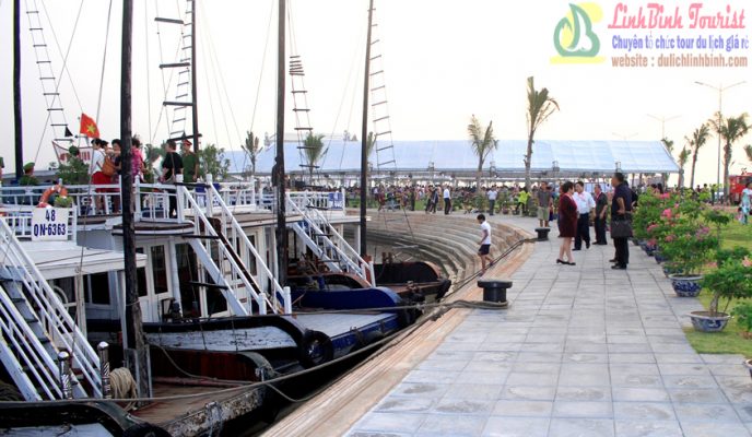 Giá Thuê Tàu Thăm Quan Vịnh Hạ Long giá rẻ 4 - 6 - 8 tiếng