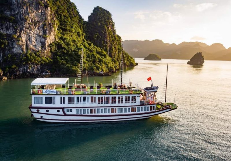 Tàu thăm vịnh Lan Hạ