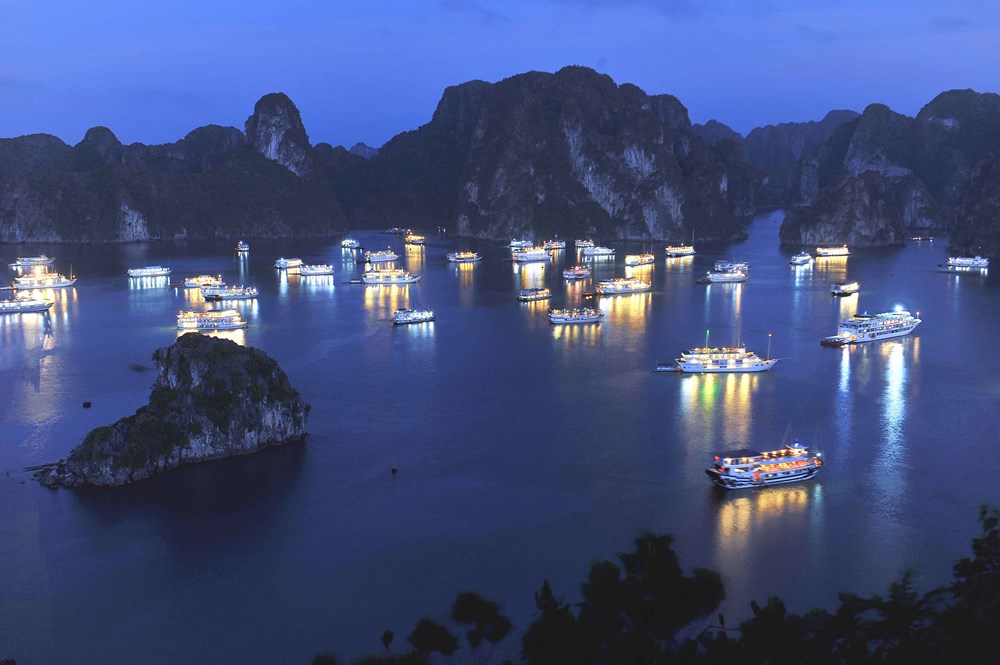 Thuê tàu ngủ đêm trên vịnh Hạ Long