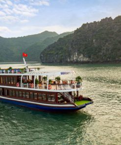 Thuê tàu đi vịnh Lan hạ