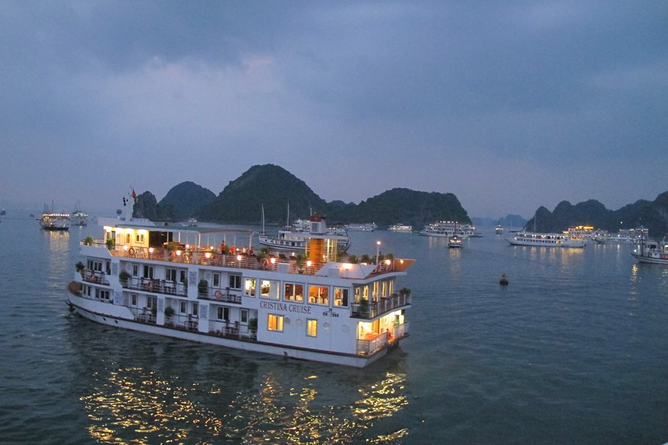 Thuê tàu ngủ đêm trên vịnh Hạ Long