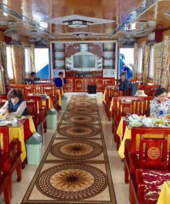 Tàu thăm Vịnh Hạ Long