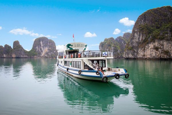 Tàu thăm Vịnh Hạ Long trong ngày