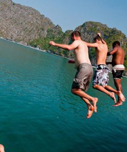 Nhảy tàu tắm biển